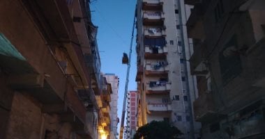 إنزال جميع المنقولات من عقار الإسكندرية المائل لتنفيذ قرار الإزالة.. مباشر