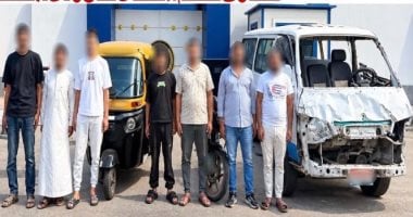 ضبط 6 أشخاص وسائقي ميكروباص ودراجة نارية بسبب السير عكس الاتجاه بمشتول السوق