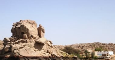 Aswan’s Clear Nile Waters Meet Golden Mountains in Striking Natural Landscape