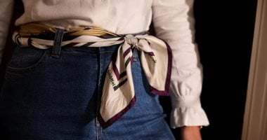 مش بس للرقبة.. طرق ارتداء وشاح الحرير كحزام لإطلالة أنيقة