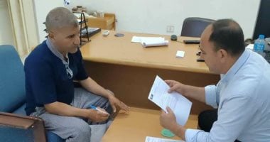 عمل جنوب سيناء تسلم عقد عمل لذوي الهمم بإحدى المنشآت السياحية في دهب