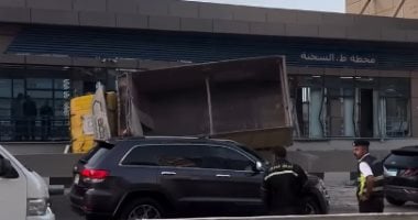 انقلاب سيارة نقل أعلى الطريق الدائري بالمعادي.. صور