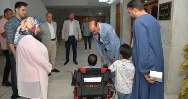 محافظ أسيوط يستجيب لطلب طفل من ذوي الهمم ويسلمه كرسي كهربائي متحرك