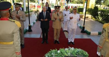 محافظ القاهرة وقائد المنطقة المركزية ومدير أمن القاهرة يضعون الزهور على مقابر الشهداء فى ذكرى نصر أكتوبر