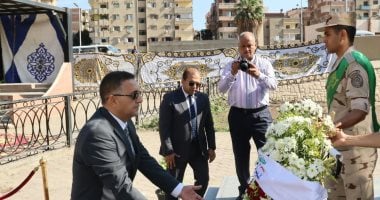 محافظ القليوبية ومدير الأمن يضعان إكليل الزهور على النصب التذكاري للشهداء
