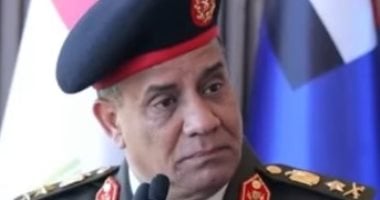 الفريق أشرف سالم زاهر ينيب قادة الجيوش الميدانية والمناطق العسكرية لوضع أكاليل الزهور على قبر الجندى المجهول