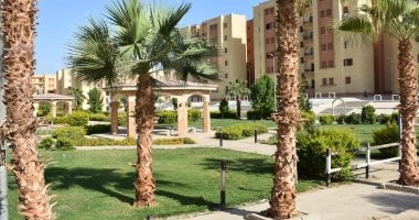 جهاز مدينة طيبة بالأقصر يواصل أعمال الصيانة ورفع كفاءة المسطحات الخضراء.. صور
