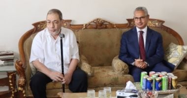 محافظ بنى سويف يلتقى أحد أبطال حرب 1973 فى منزله ويكرمه تقديرًا لتضحياته