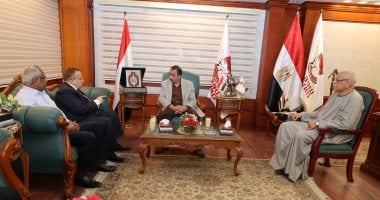 محافظ سوهاج يلتقي نقيب الأشراف بديوان عام المحافظة