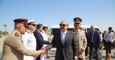 محافظ السويس يضع إكليلا من الزهور على قبر الجندى المجهول فى ذكرى انتصارات أكتوبر