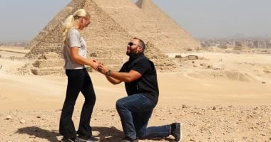 اتخطبوا عند الأهرامات.. أمريكيان يحولان زفافهما إلى حملة لدعم أطفال السرطان