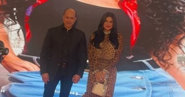 المنتج تامر مرسي، وزوجته نسرين إمام فى العرض الخاص لفيلم مطلوب عائليا