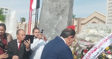محافظ سوهاج يضع إكليل زهور على النصب التذكارى لشهداء انتصار أكتوبر