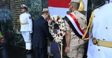 محافظ الغربية يضع إكليل الزهور على النصب التذكارى لشهداء الوطن
