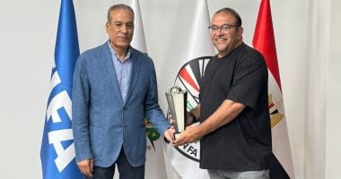 منتخب الشباب يسلم كأس بطولة شمال أفريقيا لاتحاد الكرة 