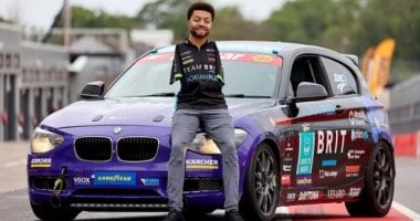 بريطانى بلا ذراعين ينافس فى سباقات السيارات.. يقود بقدميه بسرعة 177 كم