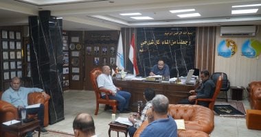 رئيس مياه سوهاج يبحث موقف تسليم مشروعات مياه الشرب والصرف الصحى