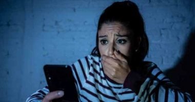 ابتزاز عامل لسيدة بصورها الخاصة