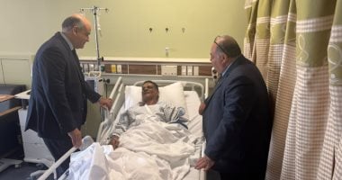 البعثة المصرية تزور جريح مصري في الرياض