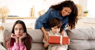 أخوك أحسن منك.. ما هى الآثار السلبية للمقارنة على طفلك وكيف تحميه منها؟