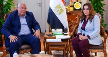 وزيرة التنمية المحلية تتابع مع محافظ مطروح تطوير منظومة النظافة وملفات التصالح