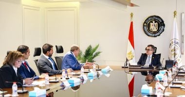وزير التخطيط يبحث مع جامعة «إسلسكا» تجديد الشراكة لتطوير مهارات الكوادر الحكومية