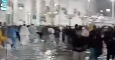 تفاعل عفوي للأطفال مع أجواء الأمطار في المسجد الحرام (فيديو)