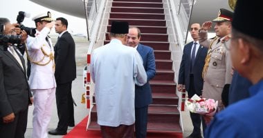 الرئيس السيسى يصل كوالالمبور ورئيس وزراء ماليزيا فى استقباله