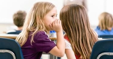عشان ما يصدقش أى حاجة.. نصائح لتعليم طفلك التحقق من الشائعات