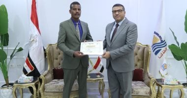 محافظ قنا يكرم مدير مديرية الزراعة تقديرًا لجهوده في إنجاح منظومة توزيع الأسمدة
