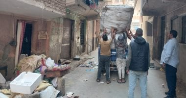 حملة لإزالة بؤر الفرز العشوائى للقمامة ومواجهة النباشين فى بولاق الدكرور.. صور