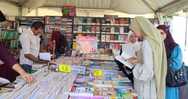 إقبال كبير على أجنحة سور الأزبكية والنبى دانيال بمعرض دمنهور للكتاب.. فيديو
