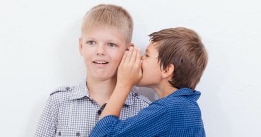 كيف تعلم طفلك التوقف عن نشر الشائعات؟.. 8 نصائح هتساعدك