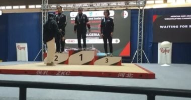 محافظ أسيوط يهنئ فاطمة عبد النبى بعد حصد 6 ذهبيات فى البطولة العربية لرفع الأثقال بالجزائر