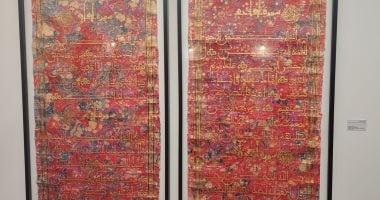 بردى وذهب.. حكاية المصحف الأحمر فى ملتقى الشارقة للخط