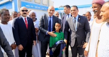 بعد فيديو تحية العلم.. وزير التعليم يلتقي طالب شلاتين ويشيد بحبه للوطن