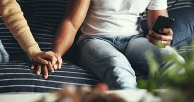 معاكِ بجسمه وتركيزه فى الموبايل.. ما معنى "خيانة الانتباه" فى العلاقات؟