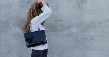 عيوب الجلد بقت موضة.. الشنط القديمة تريندي في خريف 2026