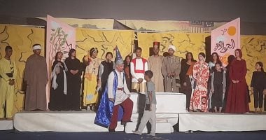 لجنة مشاهدة تتابع عرض "فارس وأمير الحواديت" بمسرح الطفل في أسوان