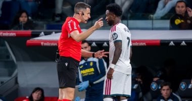 فينيسيوس لاعب الريال يتحدث مع حكم مباراة فياريال 