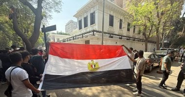 بعلم مصر ولا للإرهاب.. تزايد المشاركين فى الوقفة الاحتجاجية أمام السفارة الهولندية