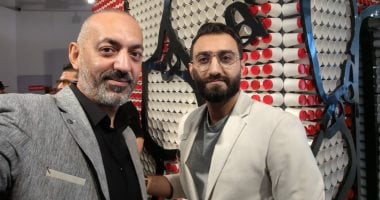 ملتقى الخط.. على مليح يحول الأكواب الورقية لمنحوتة