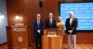 الجامعة الأمريكية بالقاهرة تكرّم رئيس مجلس أمنائها السابق