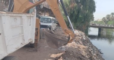 إحالة عامل ومشرف نظافة بالبلينا فى سوهاج للتحقيق لإلقائهما المخلفات فى مجرى مائى