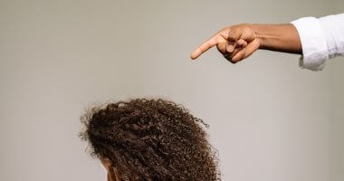 كيف تتعامل مع النقد دون أن تفقد ثقتك بنفسك؟.. خطوات لتقوية شخصيتك