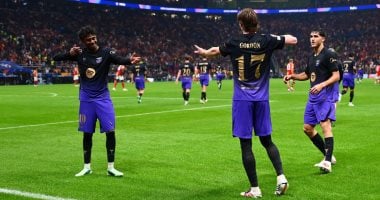 احتفال فريق برشلونة بأحد الأهداف