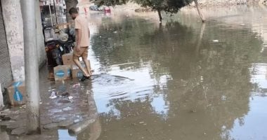 كسر ماسورة مياه بمساكن الزلزال بالمقطم وغرق الشوارع ومعدات الشركة تتحرك