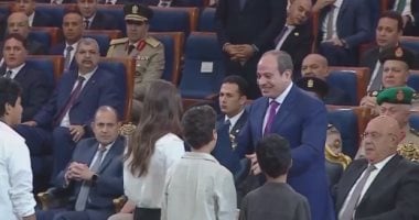 مجموعة من البراعم المصرية تهدي الرئيس السيسي درع «تراب الوطن»