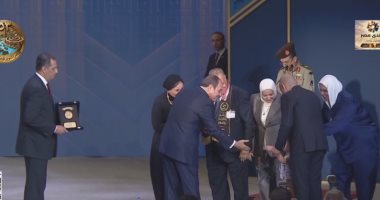 الرئيس يكرم عددا من أبطال حرب أكتوبر