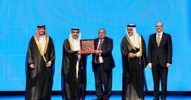 البحرين تكرّم السفير عمرو رمضان خلال افتتاح المنتدى الحكومي لمكافحة الاتجار بالبشر